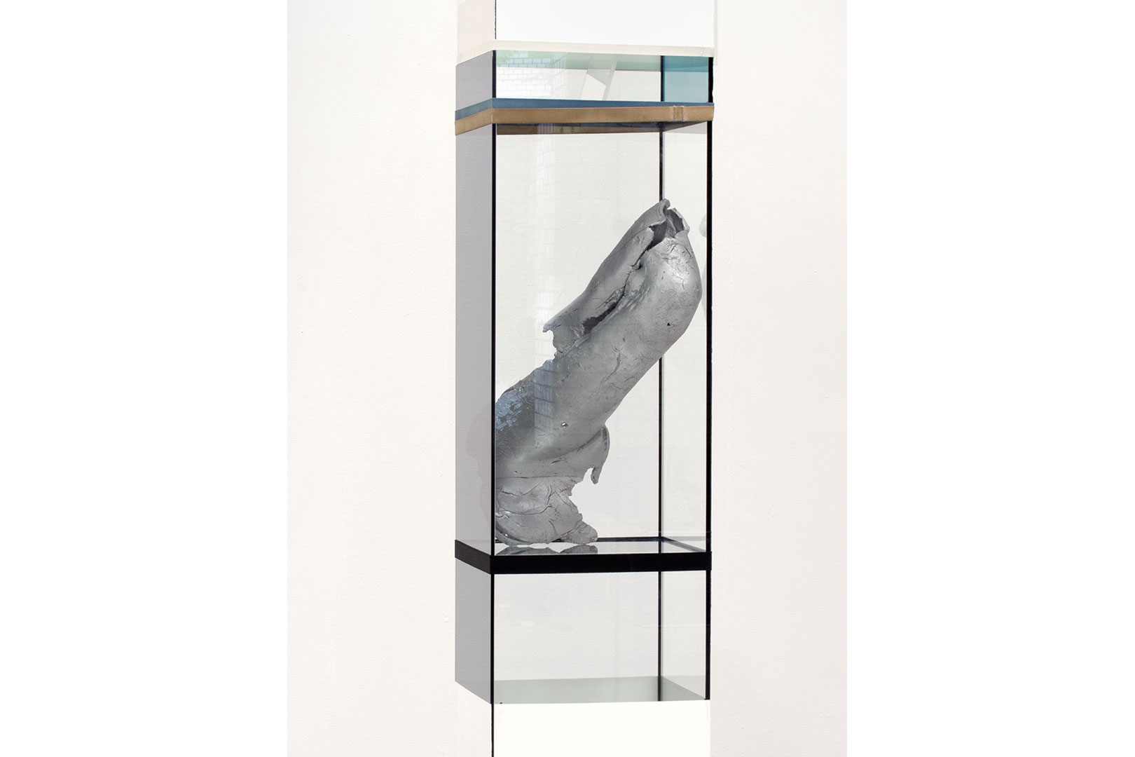 4Felix-Schramm,-Accumulation-(La-Quite),2018,-glass,-acrylic-glass,-epoxy,-rubber-band,-color,-pluggmos,-200x30x30cm-Verbessert